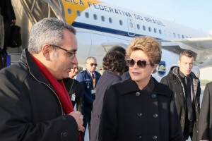 Presidente Dilma Rousseff recebe cumprimentos durante sua chegada &agrave; Fran&ccedil;a. Foto: Roberto Stuckert Filho/PR