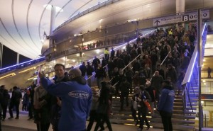 Pessoas deixando o Stade de France durante amistoso entre Fran&ccedil;a e Alemanha. 13/11/2015 REUTERS/Gonazlo Fuentes