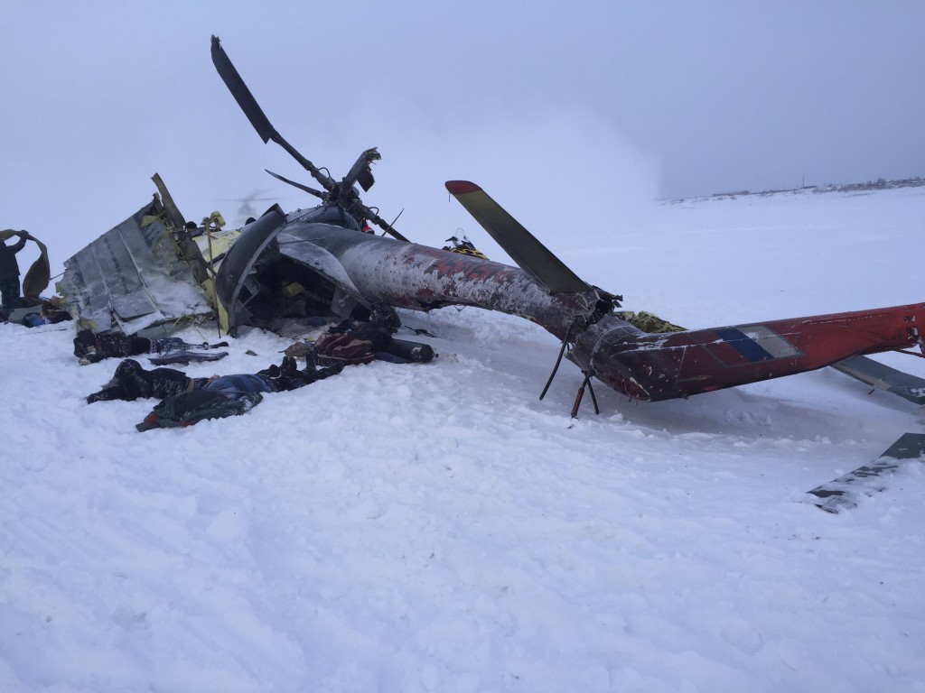 Helic&oacute;ptero Mi-8 visto na regi&atilde;o de Krasnoyarsk, Sib&eacute;ria, ap&oacute;s queda. (Foto: Reuters/Russia's Emergencies Ministry in Krasnoyarsk region/Handout via Reuters)