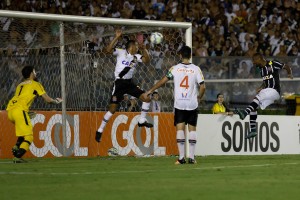 V&aacute;gner Love, do Corinthians, marca gol na partida contra o Vasco, v&aacute;lida pela 35&ordf; rodada do Campeonato Brasileiro 2015, no est&aacute;dio de S&atilde;o Janu&aacute;rio, no Rio de Janeiro, nesta quinta-feira (19).(Foto: GUSTAVO SEREBRENICK/BRAZIL PHOTO PRESS/ESTAD&Atilde;O CONTE&Uacute;DO)