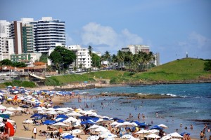 Uma das 16 praias impr&oacute;prias &eacute; a do Farol da Barra (pr&oacute;ximo ao Barra Vento). (Foto: Tereza Torres/ Setur)