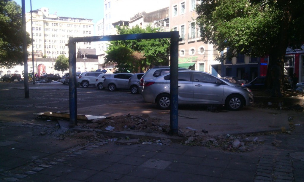 Carros j&aacute; ocupam espa&ccedil;o onde ficavam quiosques (Foto: Juliana Dias / bahia.ba)