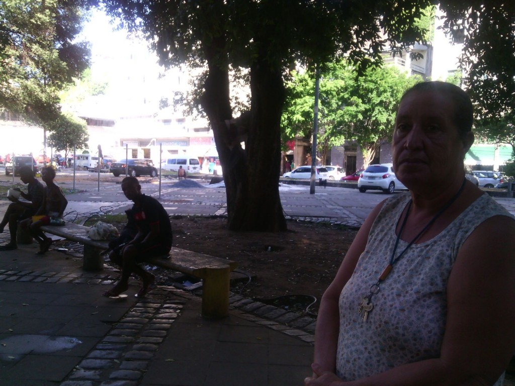 Dona L&uacute;cia se pergunta qual ser&aacute; o futuro da pra&ccedil;a (Foto: Juliana Dias / bahia.ba)