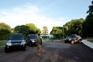 Bras&iacute;lia - A Pol&iacute;cia Federal est&aacute; na resid&ecirc;ncia oficial do presidente da C&acirc;mara dos Deputados, Eduardo Cunha, no Lago Sul em Bras&iacute;lia, para cumprir mandados de busca e apreens&atilde;o (Marcelo Camargo/Ag&ecirc;ncia Brasil)