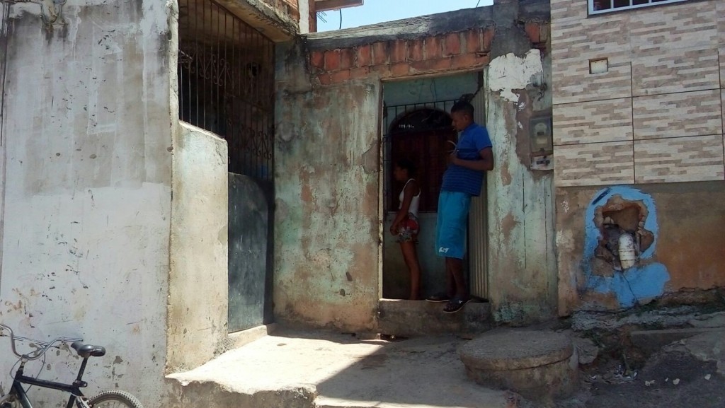 Casa da fam&iacute;lia de Lilian, no complexo do Nordeste de Amaralina (Foto: Juliana Dias / bahia.ba)