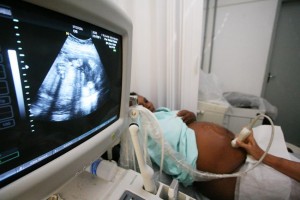 Gr&aacute;vida em exame de pr&eacute;-natal. Cr&eacute;dito: Fotos P&uacute;blicas