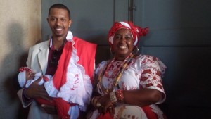 A baiana de acarajé de São Paulo, Tereza Ourides Ramos com o filho e a neta. Foto: Juliana Dias/Bahia.ba