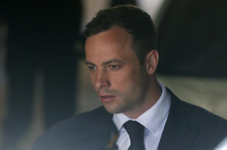 Oscar Pistorius aguardando julgamento em Pretória. 21/10/2014 REUTERS/Mike Hutchings