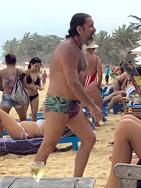 Kakay curtindo a praia de Trancoso - Reprodu&ccedil;&atilde;o