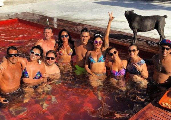 andre_marques_e_aline_riscado_com_amigos_em_piscina