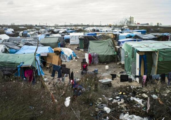 A parte sul do campo de refugiados em Calais, conhecido como Jungle, começa a ser desmontado (Foto Agência Lusa)