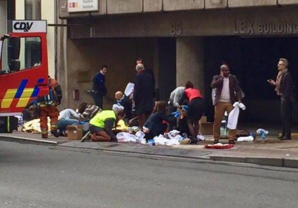 Equipes de emergência socorrem feridos em frente à estação Maelbeek do metrô, em Bruxelas (Foto Agência Lusa)