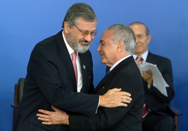 O presidente em exercício, Michel Temer (PMDB)(d), cumprimenta o novo ministro da Transparência, Fiscalização e Controle, Torquato Jardim (e), durante cerimônia de posse realizada no Palácio do Planalto, em Brasília, nesta quinta- feira, 2. 02/06/2016 - Foto: ANDRÉ DUSEK/ESTADÃO CONTEÚDO
