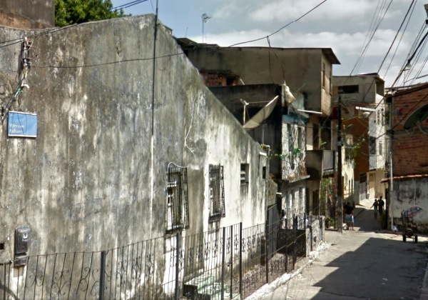 Rua Vitoriano Palhares, no bairro da Liberdade, em Salvador (Foto: Reprodução Google Street View).