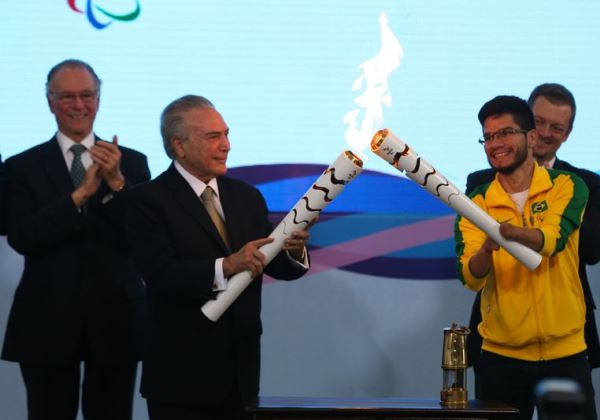 Brasília - O presidente interino Michel Temer e o velocista Yohansson Nascimento acendem a tocha paralímpica no Palácio do Planalto (Valter Campanato/Agência Brasil)