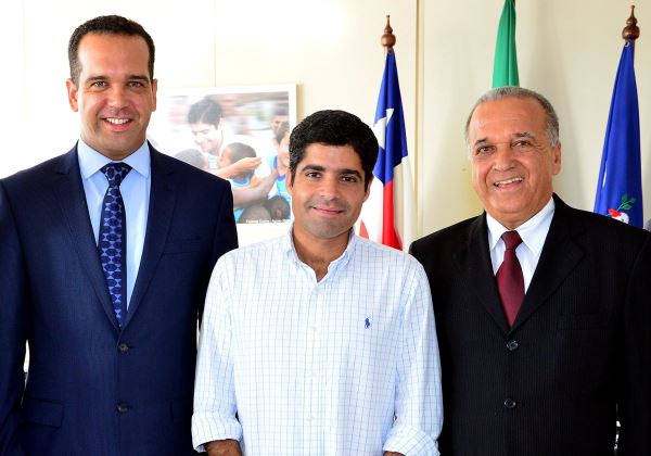 Na imagem, Gustavo Salles á esquerda, o prefeito de Salvador ACM Neto no centro, e o ex-vereador Silvoney Sales (Foto: Divulgação/PSC).