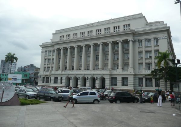 Advogados reclamam de juízes que, sob alegação de trabalharem em casa, não comparecem no Fórum Ruy Barbosa (Foto: Wikipedia)