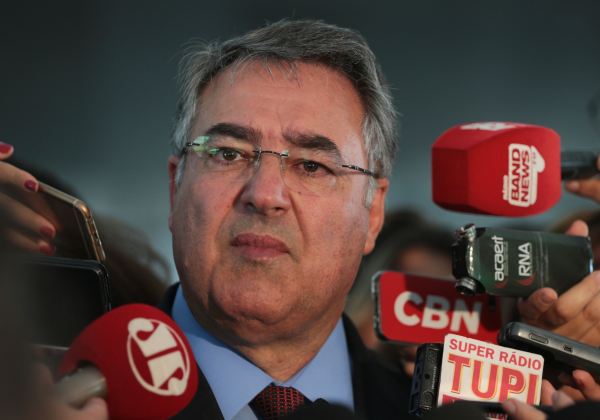 Bras&iacute;lia - O governador Santa Catarina, Raimundo Colombo, fala &agrave; imprensa ap&oacute;s participar de reuni&atilde;o com o presidente Michel Temer e os governadores de Goi&aacute;s, Par&aacute;, Rio de Janeiro, Piau&iacute; e do Distrito Federal, no Pal&aacute;cio do Planalto (Jos&eacute; Cruz/Ag&ecirc;ncia Brasil)