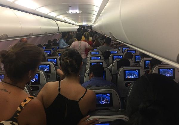 PF conduz mulher que atrasou voo da Avianca em 1h; assista 2