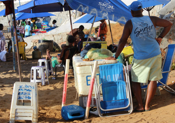 Banhistas vão à praia de "mala e cooler" Banhistas vão à praia de "mala e cooler"