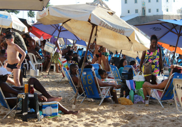 Banhistas vão à praia de "mala e cooler" Banhistas vão à praia de "mala e cooler"