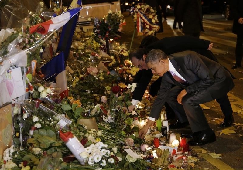 Presidente dos EUA, Barack Obama, e presidente da França, François Hollande, prestando homenagem às vítimas de ataques em Paris. (Foto: Reuters/Philippe Wojazer)