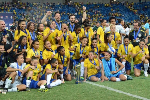 COPA INTERNACIONAL FUTEBOL FEMININO/BRASIL E CANADÁ RN - COPA INTERNACIONAL FUTEBOL FEMININO/BRASIL E CANADÁ - ESPORTES - Jogadoras do Brasil comemoram título após a partida entre Brasil e Canadá, válida pela Copa Internacional de Futebol Feminino, realizada na Arena das Dunas, em Natal (RN), na noite deste domingo (20). 20/12/2015 - (Foto: FRANKIE MARCONE/FUTURA PRESS/FUTURA PRESS/ESTADÃO CONTEÚDO)