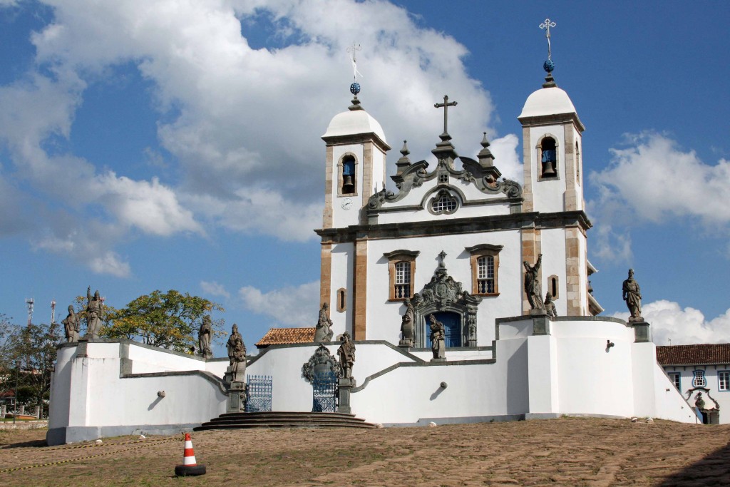Vista da Basílica e adro com escadaria e estátuas. (FOTO: Reprodução Wikipedia)
