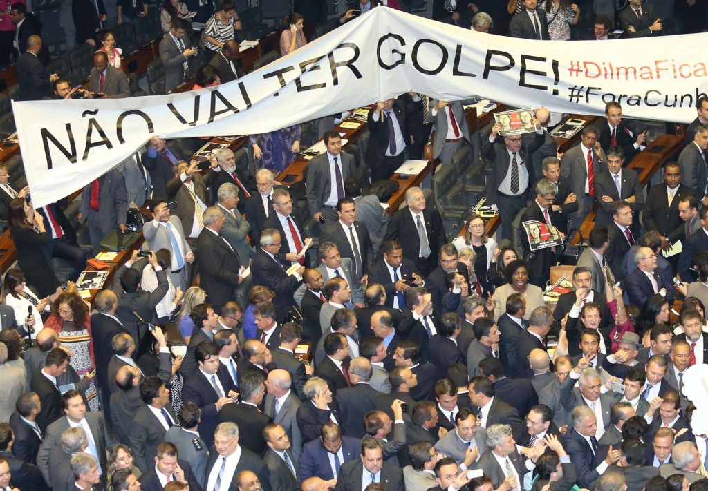 Deputados de oposição e dissidentes da base governista comemoram aprovação da comissão especial do processo de impeachment da presidente Dilma Rousseff. (Foto: Lula Marques/Agência PT)