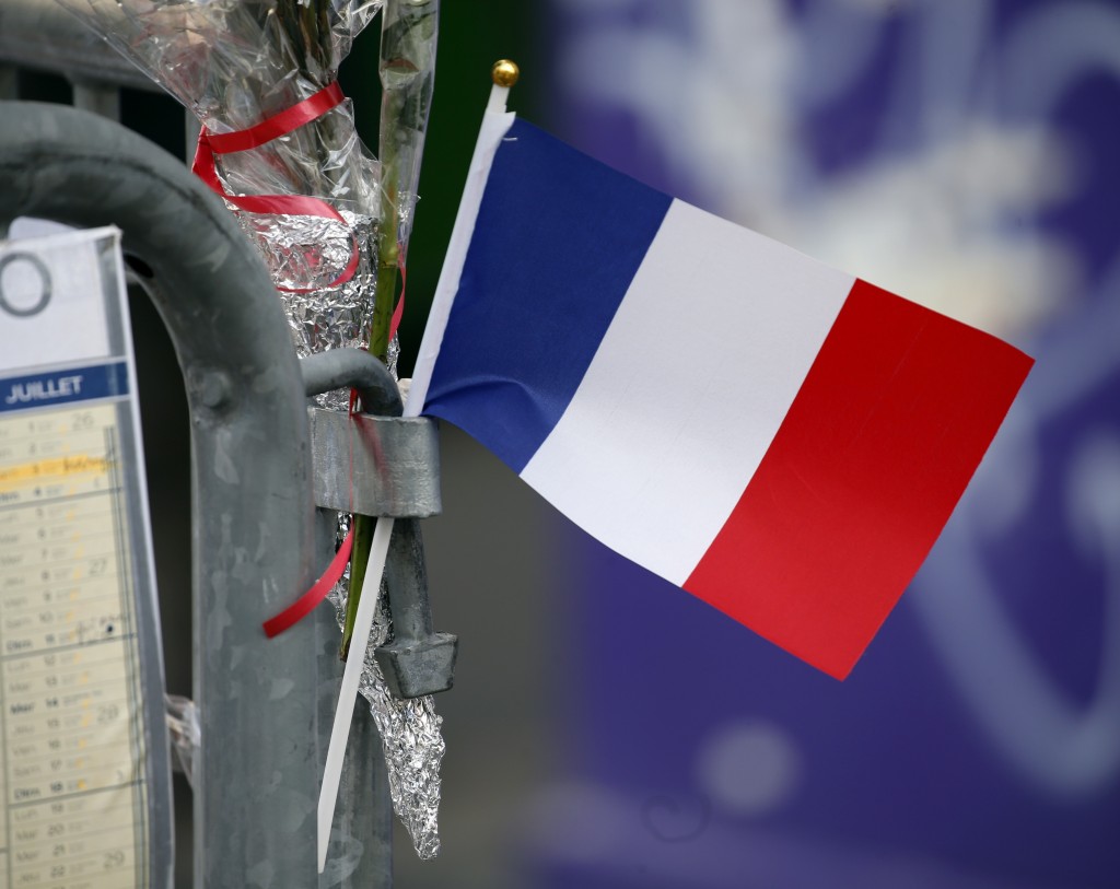 Bandeira nacional francesa colocada em frente ao Bataclan, em Paris, 26/11/2015. (Foto: Reuters/Charles Platiau)