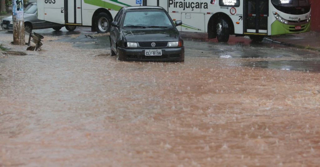 Alagamento na Avenida Francisco Morato, São Paulo 22/02/2014. (Foto: Paulo Pinto/Fotos Públicas)