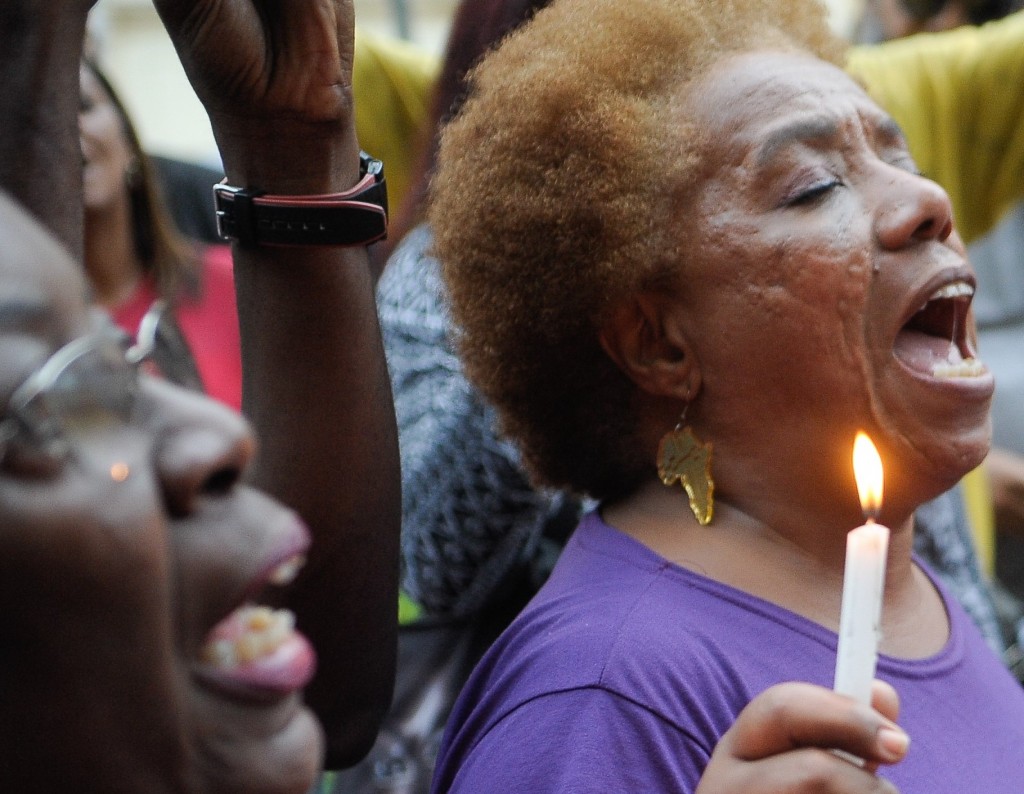 Protesto pela morte dos cinco jovens assassinados por PMs Rio de Janeiro - Protesto pela morte dos cinco jovens assassinados por PMs em Costa Barros e pelo extermínio de jovens negros, em frente ao Palácio Guanabara, em Laranjeiras, sede do governo do Estado (Foto: Fernando Frazão/Agência Brasil)