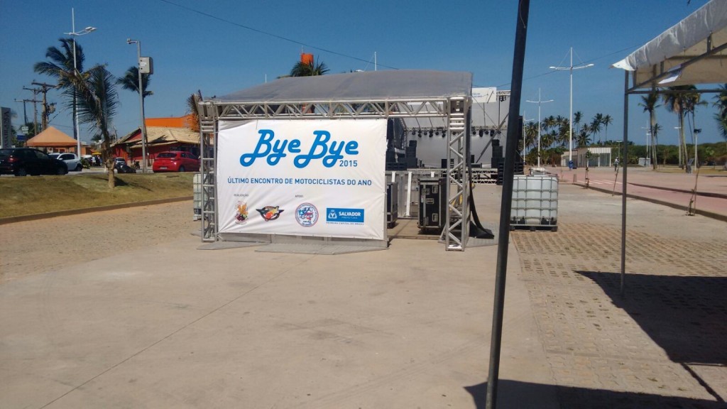Evento acontece até domingo (6) na praia de Placaford. (Foto: Reprodução/Facebook Bye Bye 2015)