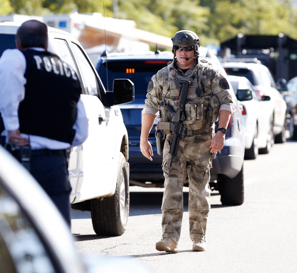 Policiais protegem a área em que um tiroteio ocorreu, em San Bernardino, sul da Califórnia, nesta quarta-feira (2). (Foto: Reuters/Mario Anzuoni)