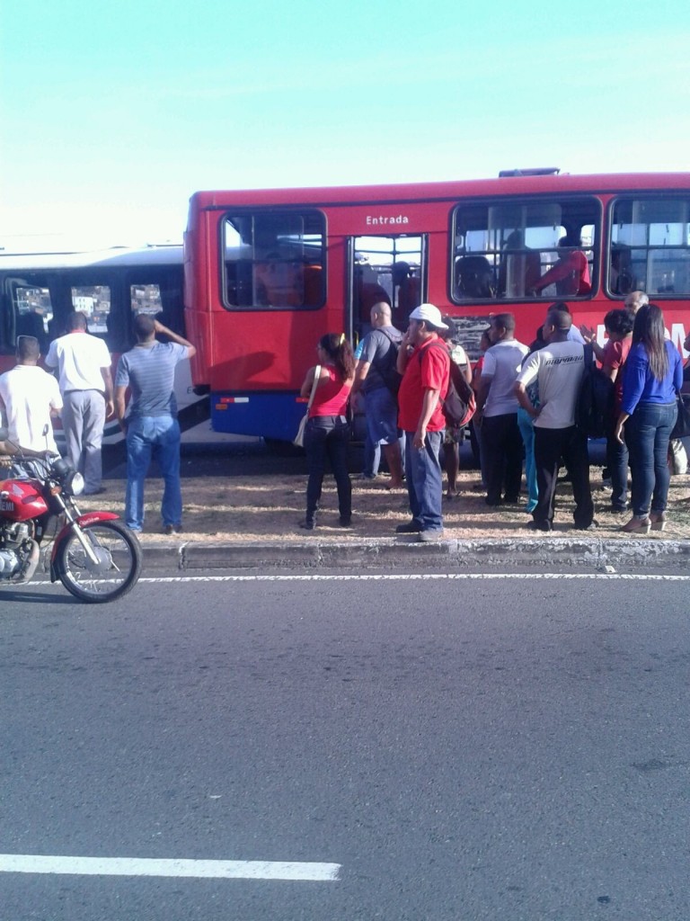 Micro-onibus bateu no fundo de um ônibus. (Reprodução: WhatsApp)