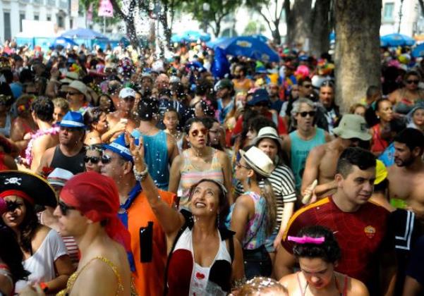 O bloco carnavalesco Cordão do Boitatá atraiu milhares de pessoas à Praça XV, no centro do Rio(Foto: Tânia Rêgo Agência Brasil)