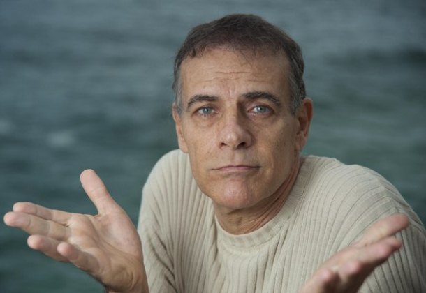 Ator pede ajuda financeira após assalto e desabafa sobre dificuldades financeiras