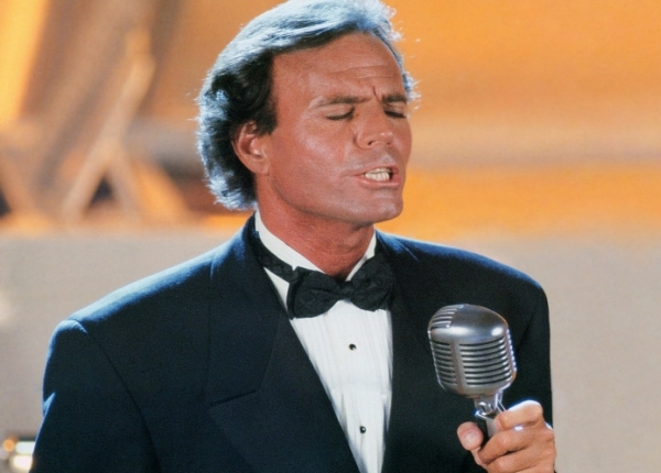 Investigação aponta denúncias de abusos contra Julio Iglesias