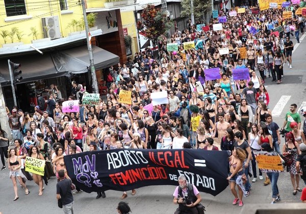 sp-marcha-das-vadias-desce-a-rua-augusta