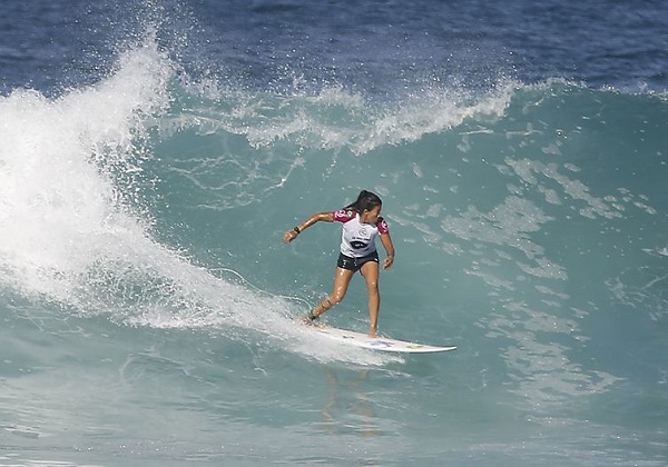 Silvana Lima surfe