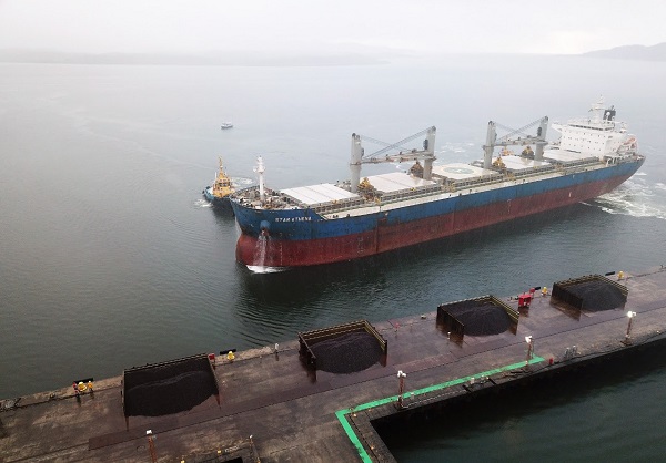Navio Star Athena, de bandeira Norueguesa, atraca no Terminal de Uso Privativo (TUP) da Enseada para receber carregamento de minério de ferro baiano. (: Divulgação / Ascom Enseada)