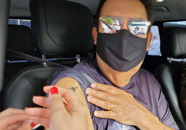 Fausto Silva recebe a primeira dose da vacina contra o coronavírus em…