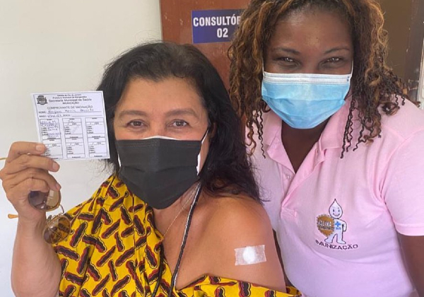Regina Casé recebe 1ª dose da vacina contra o coronavírus: ‘Coração…