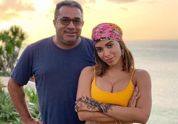 Pai de Anitta recebe primeira dose da vacina contra o coronavírus nos…