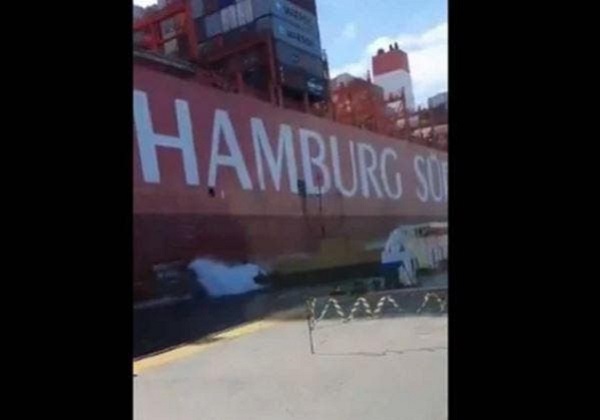 Navio bate em atracadouro no Guarujá, em São Paulo