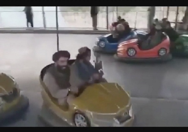 Vídeo: Membros do Talibã se divertem em parque de diversões no…