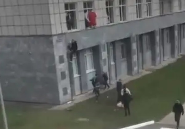 Tiroteio em universidade deixa pelo menos oito mortos