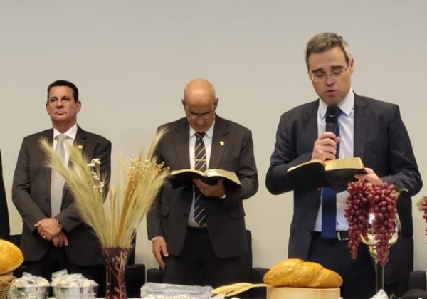 Em culto na Câmara, André Mendonça defende Michelle e agradece a…