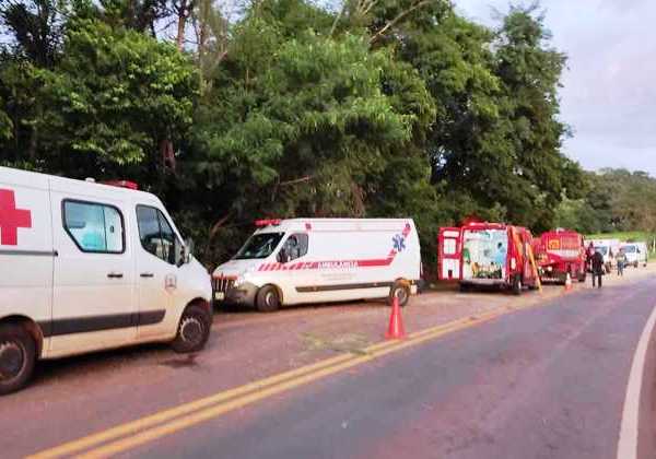 Sete morrem e 13 ficam feridos em acidente com ônibus no Paraná