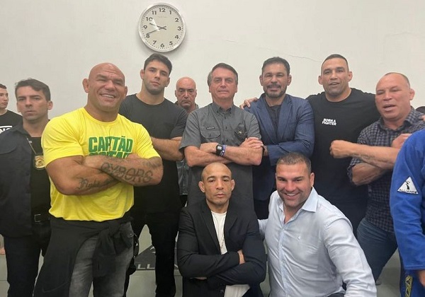 Bolsonaro recebe apoio de lutadores do MMA, em São Paulo